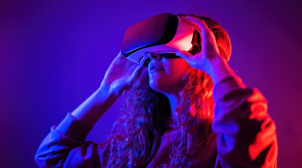 Persona con gafas de realidad virtual (VR)